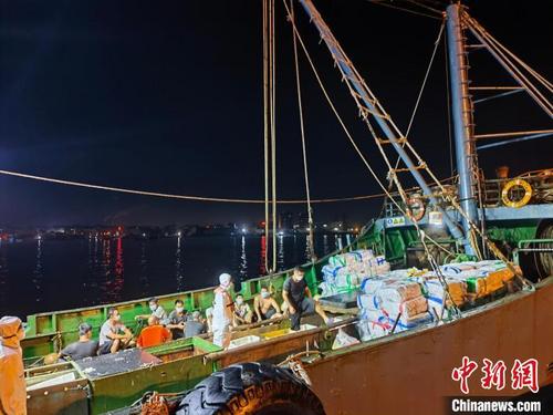 中國僑網(wǎng)圖為現(xiàn)場查扣的涉案船,?!∪莺>﹫D