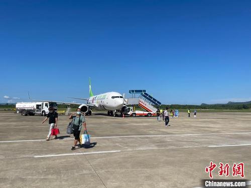 中國(guó)僑網(wǎng)海南博鰲機(jī)場(chǎng),到港旅客步下飛機(jī),?!≡S薇供圖