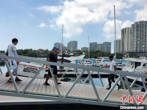 中國僑網(wǎng)海南清水灣,,海釣游客準備坐船出海(資料圖),。 王曉斌 攝