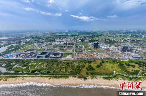 中國僑網(wǎng)圖為航拍建設(shè)中的海南省海口市江東新區(qū)起步區(qū),?!●樤骑w 攝