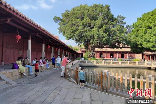 中國僑網泉州府文廟內,,家長帶著孩子們參觀游玩,。 吳冠標 攝