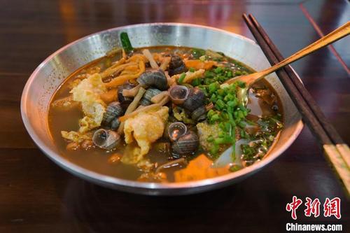 中國(guó)僑網(wǎng)配料眾多,,令人垂涎欲滴的螺螄粉,。 韋國(guó)政 攝