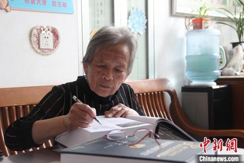 中國僑網(wǎng)路生梅在家中看書學(xué)習(xí),?!“⒘漳取z