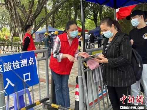 中國(guó)僑網(wǎng)福州閩劇藝術(shù)傳承發(fā)展中心志愿者深入社區(qū)核酸檢測(cè)點(diǎn)開(kāi)展工作,?!「V蓍}劇藝術(shù)傳承發(fā)展中心供圖