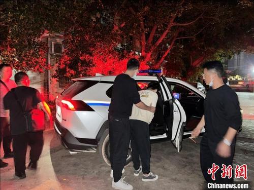 中國僑網(wǎng)圖為辦案民警將犯罪嫌疑人押解回惠州,?!』葜蓁F路公安處供圖