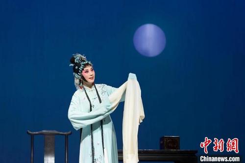 中國僑網(wǎng)在中國農(nóng)歷兔年春節(jié)前夕,國家舞臺藝術(shù)精品創(chuàng)作扶持工程重點扶持劇目——閩劇《雙蝶扇》連續(xù)多日線上展播?!「=ㄊ嶒為}劇院供圖