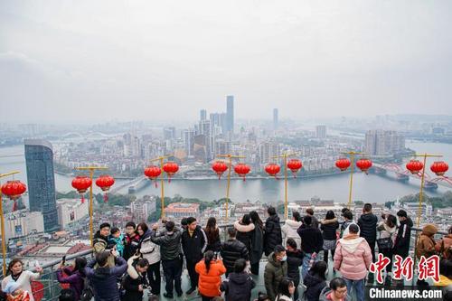 中國(guó)僑網(wǎng)圖為民眾在馬鞍山頂?shù)挠^景臺(tái)觀景,、拍照,。 陳冠言 攝