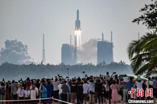 中國僑網(wǎng)圖為2022年10月31日,搭載空間站夢天實驗艙的長征五號B遙四運載火箭,,在文昌航天發(fā)射場成功,。 駱云飛 攝