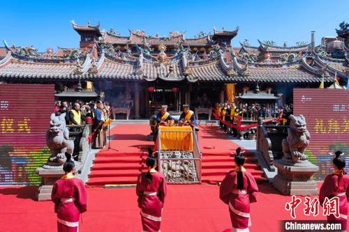 中國僑網(wǎng)2月27日,湖北當陽關陵赴福建泉州通淮關岳廟交流推介,?!O虹 攝