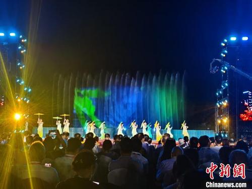 中國(guó)僑網(wǎng)2023中國(guó)(江門)僑鄉(xiāng)華人嘉年華啟動(dòng)晚會(huì)上的精彩節(jié)目表演,?!」姟z