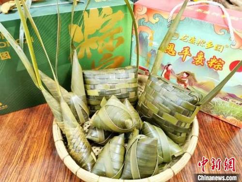 中國僑網(wǎng)恩平裹粽,,有傳統(tǒng)口味的扭角造型,,單龍角、雙龍角造型,,和“裹蒸”的編織包造型,。 李曉春 攝