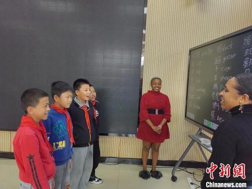 中國僑網(wǎng)圖為三明學(xué)院國際學(xué)生Chrish和Megan在三明學(xué)院實驗小學(xué)進行英語詞匯教學(xué),?!∶┪念!z