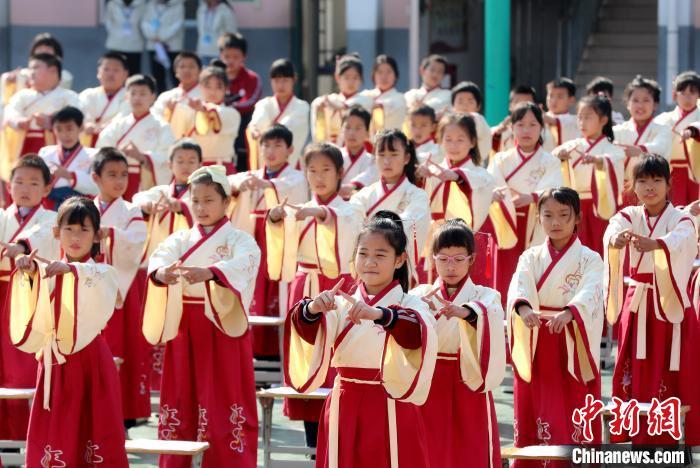 中國僑網(wǎng)圖為經(jīng)典誦讀活動現(xiàn)場。龔普康 攝