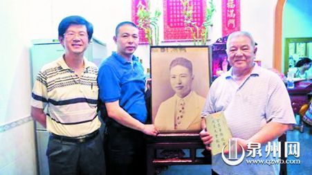 蔡清淵,、蔡竟昭、林少川(左一)與珍藏的史料合影。