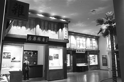中國僑網(wǎng)圖為中國華僑歷史博物館基本展廳中的唐人街復(fù)原景觀,。(《人民日?qǐng)?bào)海外版》)