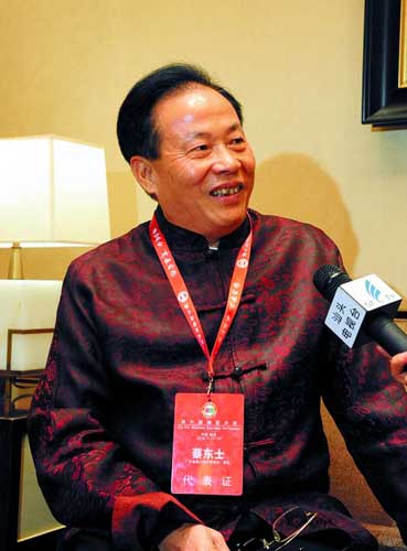 中國(guó)僑網(wǎng)圖為蔡?hào)|士接受記者采訪,。(《汕頭日?qǐng)?bào)》/柯曉 攝 )