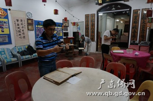 中國僑網(wǎng)調(diào)研團(tuán)在馬六甲惠州會館拍攝收集史料