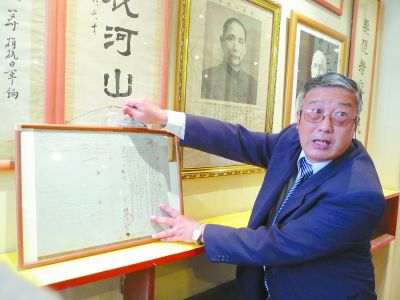 秘魯中山隆鎮(zhèn)隆善社是有著107年歷史的僑團,，因在抗戰(zhàn)期間為中國捐款得到周恩來,、馮玉祥等人的題字,。圖為僑領(lǐng)向南方日報記者介紹這段光榮歷史,。