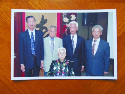 鄭潮炯妻子鐘彩合與兒子們的合影,。后排左二為鄭社義。劉進供圖