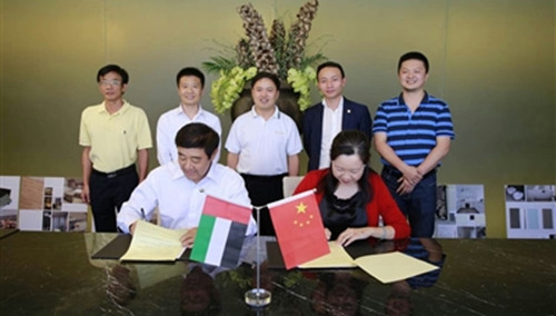 與僑界社團(tuán)簽訂《友好僑界社團(tuán)協(xié)議書》,。(李恩
