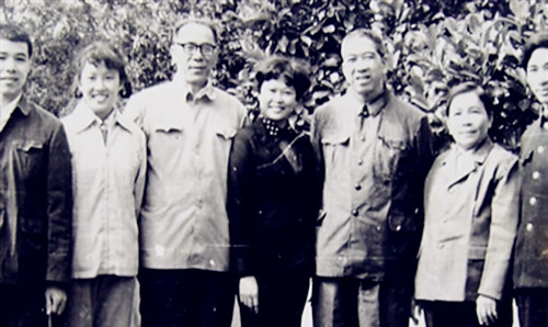 1978年,,陳冰萍(右二)與陳青山(右三,,原瓊崖縱隊(duì)政治部副主任),、劉青云(左三,陳冰萍丈夫,、原瓊崖縱隊(duì)政治部宣傳部副部長)在一起。