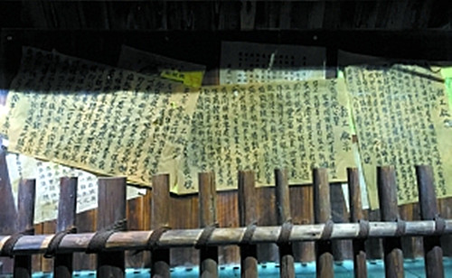 展品:一些中介商行在臺(tái)山街頭貼出告示稱,美國一些重大工程建設(shè)急需招工,,待遇好,。