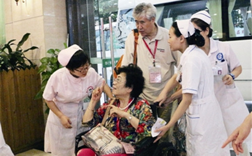 香港老歸僑到深圳華僑醫(yī)院體檢受到醫(yī)護人員熱情接待(張平和