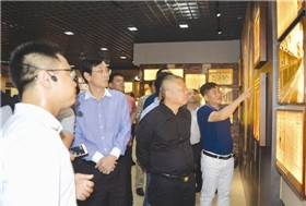 蔡國(guó)偉,、王榮忠在參觀“百年跨國(guó)兩地書——福建僑批檔案展”