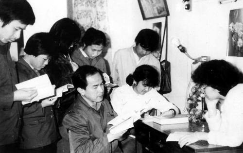 中國(guó)僑網(wǎng)與學(xué)生在一起,。(中排左一為鄧永強(qiáng))1983年攝于集美僑校
