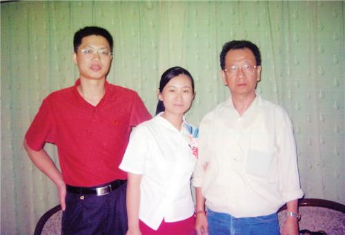 中國(guó)僑網(wǎng)何仁芳弟弟(右一)回國(guó)探親,,與女兒女婿合影。