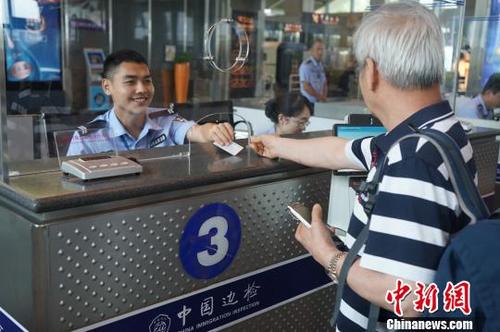 中國(guó)僑網(wǎng)圖為邊檢工作人員為旅客服務(wù),。官方供圖