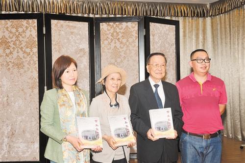 中國僑網(wǎng)作者黃柏軍(右一)向黃楓樺、楊開荊贈書,。