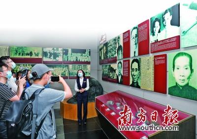 中國僑網(wǎng)廣東東江縱隊紀念館講解員在講述海外僑胞及港澳同胞支援抗戰(zhàn)的故事,。南方日報記者 張冠軍 攝