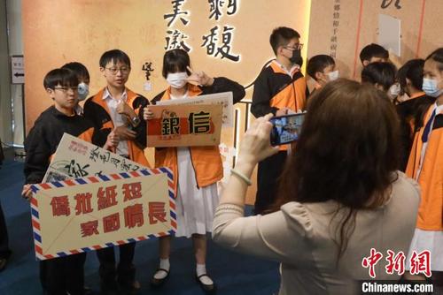 中國僑網(wǎng)學(xué)生拍照留念,?!£愑乐Z 攝