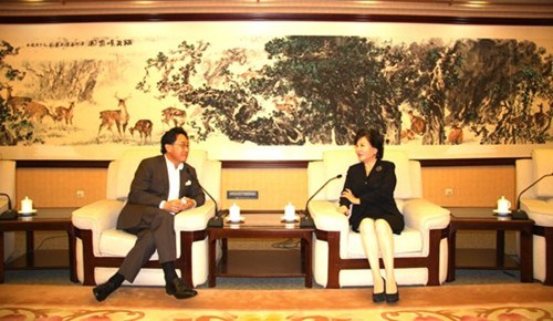 裘援平主任會(huì)見新加坡萬邦集團(tuán)主席曹慰德