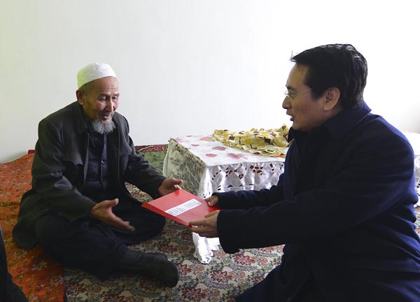 中國僑網(wǎng)1月6日,國務(wù)院僑辦副主任譚天星(右)一行,,來到新疆奇臺縣華僑村歸國華僑,、76歲的克里木·艾莎老人家中,與老人坐在炕頭拉家常,。據(jù)了解,,克里木·艾莎老人6歲時回到國內(nèi),已在華僑村居住了70年,?!⑿隆z