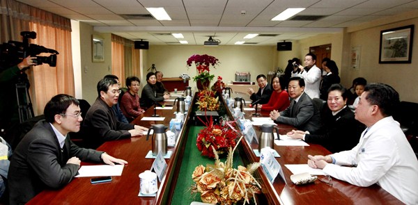 中國僑網 國務院僑辦副主任莊榮文與北京市政府副市長程紅來到北京同仁醫(yī)院,,看望中國工程院院士、北京耳鼻咽喉頭頸外科學領軍人物韓德民