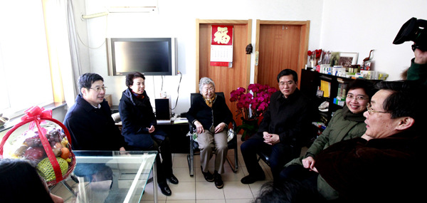 中國僑網國務院僑辦副主任莊榮文,、北京市政府副市長程紅看望慰問友誼醫(yī)院麻風病專家、首屆“京華獎特別榮譽獎”獲得者李桓英