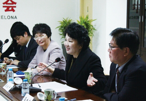 中國(guó)僑網(wǎng)26日,裘援平主任在巴塞羅那與華人華僑代表親切座談,。(法國(guó)《歐洲時(shí)報(bào)》/歐文 攝)