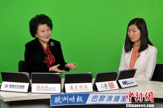 中國僑網(wǎng)率團訪歐的中國國務(wù)院僑辦主任裘援平1日走進《歐洲時報》巴黎演播室,,通過新媒體視訊接受了海外華文媒體的在線提問。龍劍武 攝