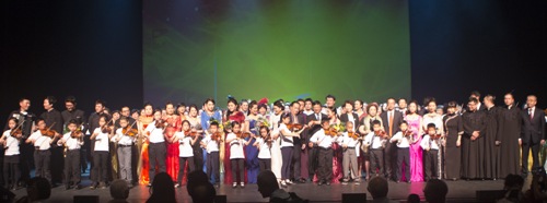 中國(guó)僑網(wǎng) 出席活動(dòng)的嘉賓與演員合影留念。(圖片由主辦方提供)