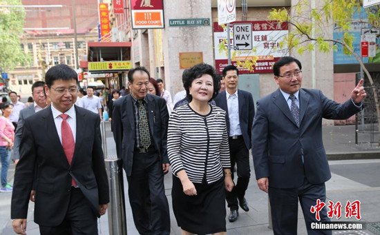 中國國務(wù)院僑辦主任裘援平10月5日在中國駐悉尼總領(lǐng)事館總領(lǐng)事李華新(右),、副總領(lǐng)事董學軍的陪同下走訪了悉尼唐人街,。(中新社記者