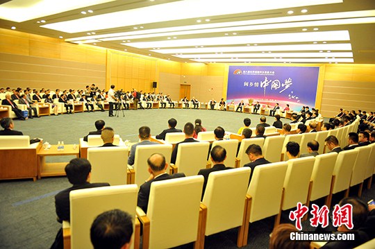 10月8日,福建省委副書記于偉國,、國務(wù)院僑務(wù)辦公室副主任譚天星等領(lǐng)導(dǎo)在廈門會見前來參加第八屆世界福建同鄉(xiāng)懇親大會的閩籍鄉(xiāng)親代表,。(中新社記者