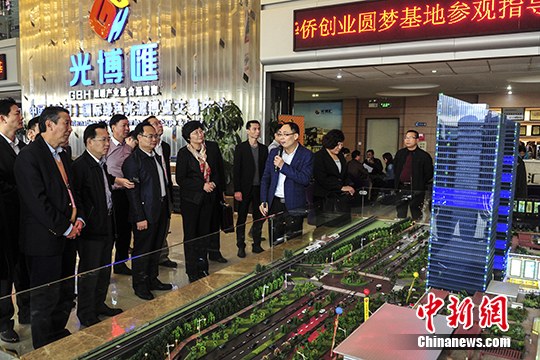 3月18日,,中國國務(wù)院僑辦副主任王曉萍(左七)與中國僑商會(huì)科技創(chuàng)新委員會(huì)“走進(jìn)僑夢(mèng)苑”考察團(tuán)在考察一創(chuàng)新型僑資企業(yè),。