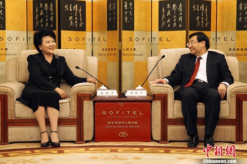 6月6日,,陜西省省長胡和平(右)在西安會(huì)見國務(wù)院僑務(wù)辦公室主任裘援平(左)。當(dāng)日,,裘援平與參加第八屆世界華僑華人社團(tuán)聯(lián)誼大會(huì)的92位海外僑領(lǐng)赴西安參訪。