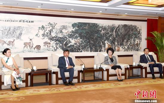 7月1日,,中國國務院僑辦主任裘援平,、副主任譚天星在北京會見了第六期“文化中國·海外文化社團負責人高級研修班”全體學員。
