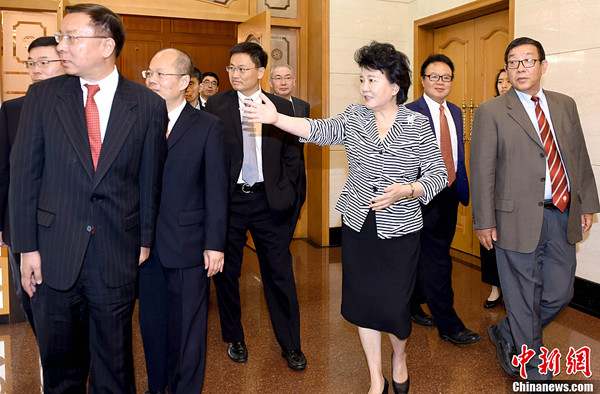 7月17日,,中國國務院僑辦主任裘援平,、副主任王曉萍在北京會見國務院僑辦海外專家咨詢委員西藏考察團一行。中新社記者