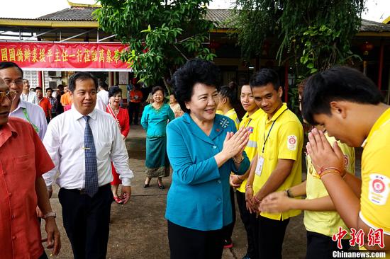 中國國務(wù)院僑辦主任裘援平,8日來到位于老撾永珍善堂的萬象華助中心考察,。她強(qiáng)調(diào),,要通過各方面共同努力,,把海外華助中心打造成僑胞守望相助的“溫暖之家”。