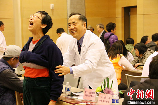 當?shù)貢r間10月15日,,一名中醫(yī)師為僑胞治療,。中新社記者