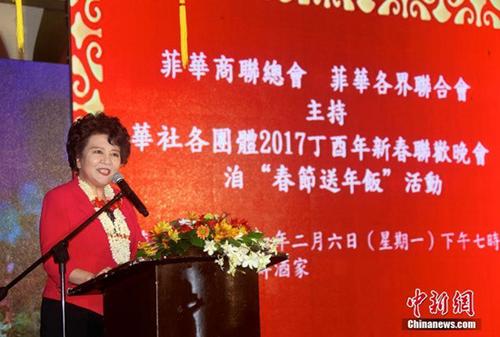中國僑網(wǎng)2月6日,菲律賓華社各團(tuán)體新春聯(lián)歡晚會在馬尼拉舉行,,中國國務(wù)院僑務(wù)辦公室主任裘援平出席并致辭,,向當(dāng)?shù)貎S胞送上新春祝福,。圖為裘援平在晚會上致辭。裘援平當(dāng)天率團(tuán)密集走訪菲華社會主要僑團(tuán),、馬尼拉中國城及崇仁醫(yī)院、華僑養(yǎng)老院,并與菲華各界代表座談,。 中新社記者 張明 攝